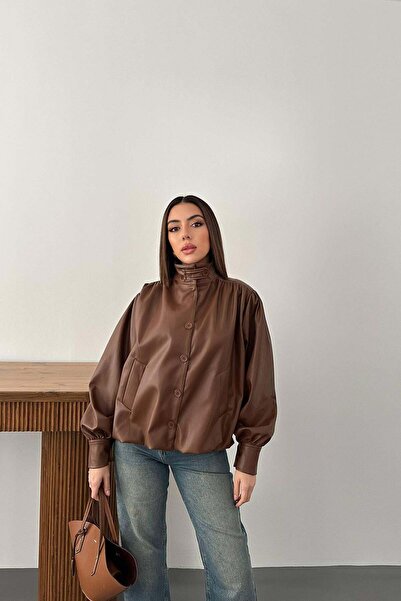 Clothes Fast سترة قصيرة نسائية من الجلد الصناعي البني ذات ياقة عالية وأكمام ب...