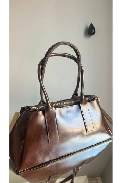 chocolatebag حقيبة يد نسائية من نوع باجيت فورم هيلي باللون البني الداكن