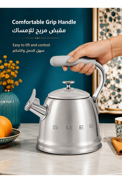SMEG غلاية ستانلس ستيل بسعة 2.3 لتر للشاي والقهوة، بتصميم كلاسيكي مع مقبض مريح وغطاء قابل للإزالة وفوهة سهلة الصب، لون فضي