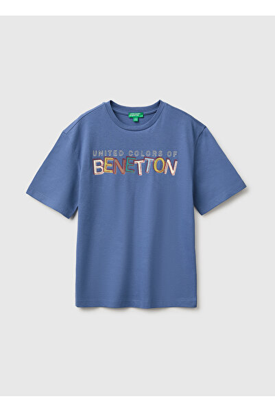United Colors of Benetton تي شيرت للأولاد باللون الأزرق بأكمام قصيرة وتطريز أ...