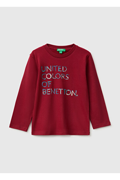 United Colors of Benetton تيشيرت بأكمام طويلة مطبوع من الأمام باللون الأحمر ل...