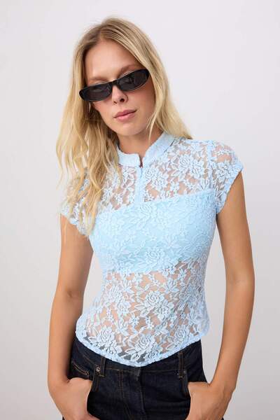 Συλλογή Trendyol Baby Blue Εφαρμοστή Πλεκτή Μπλούζα με Ψηλό Γιακά και Λεπτομέ...