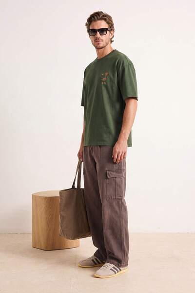 Trendyol Kollektion Khakifarbenes Oversize/T-Shirt mit weitem Schnitt und Sti...