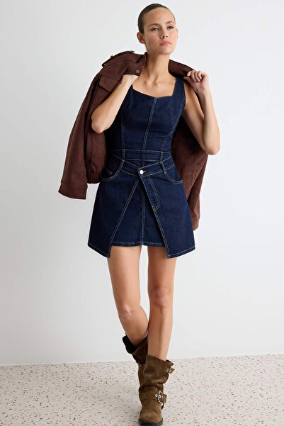 Trendyol Collection Rochie mini din denim albastru închis cu bretele TWOAW27E...