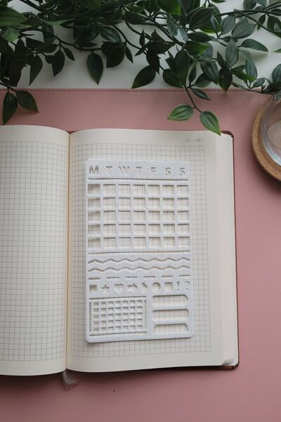 Karmelom Studio Riglă cu șablon pentru planificatorul Bullet Journal alb