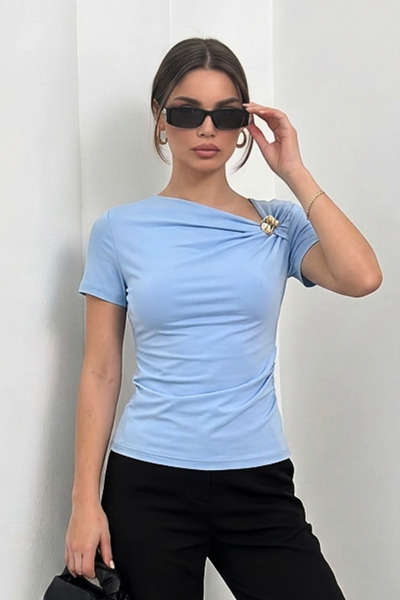 AKD Atelier Γυναικείο T-Shirt με κοντό μανίκι, ασύμμετρο γιακά, χρυσή αγκράφα...