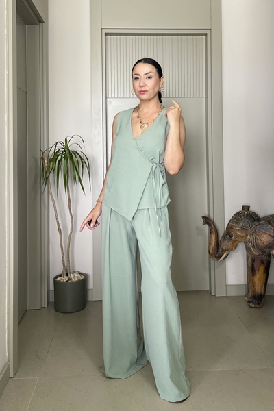 Butik Križno vezani, elastični struk, lepršavi set prsluka i pantalona