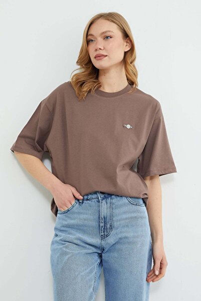 Fulla Moda Με μεταλλικό αξεσουάρ Χαλαρό μπλουζάκι με λαιμόκοψη ποδηλάτου