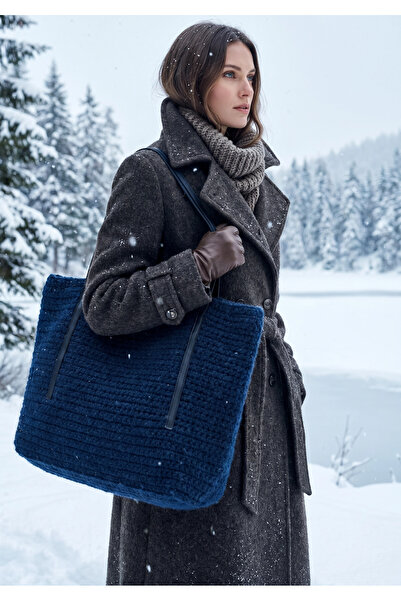 Meya design Elegant Touch: Hand-Knitted Shoulder Bag Made from Felt Yarn