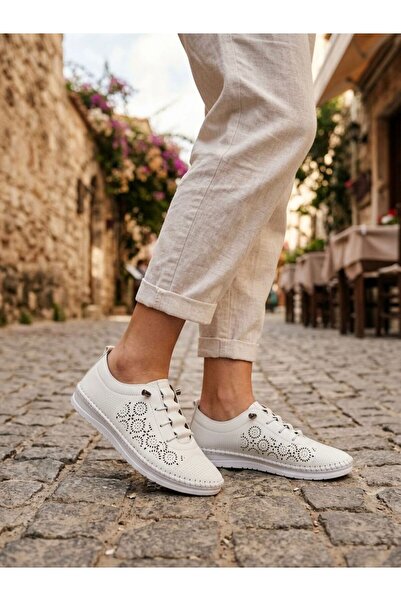 Passeri Shoes حذاء نسائي أبيض مريح بنعل مطاطي وتفاصيل خياطة مريحة سهل الارتداء