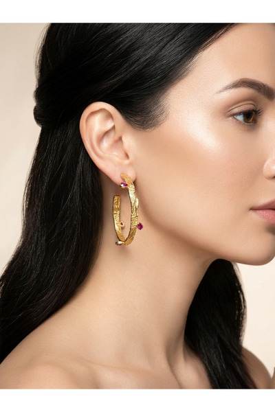 Kırmızı Taşlı Antik Dokulu Bronz Üzeri Gold Kaplama Halka Küpe