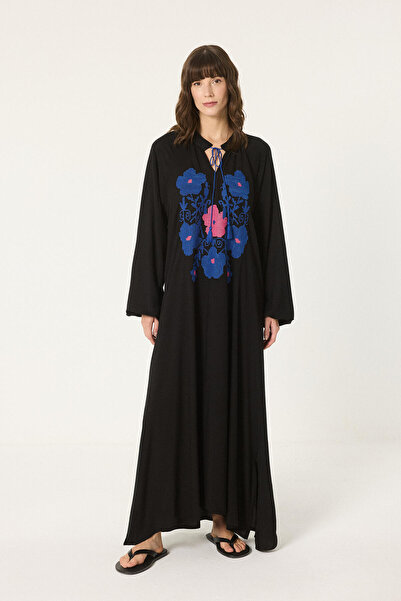 Touché Privé Embroidered Viscosse Dress