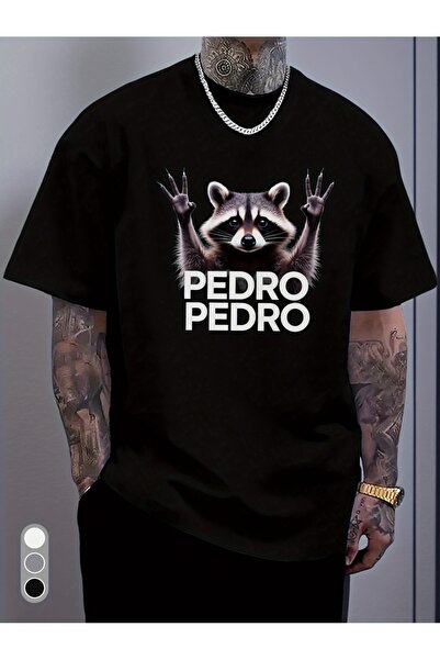 Aura YIO تي شيرت ناعم ذو ياقة مستديرة يتميز بوجه راكون وكلمة "PedroPedro" بال...