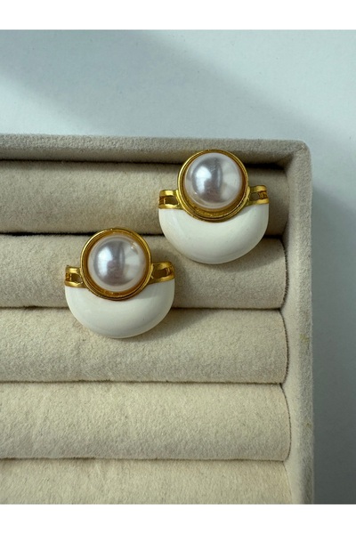 BERFACCESSORIES أقراط بيضاء مع تفاصيل اللؤلؤ