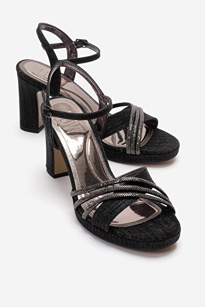 LuviShoes حذاء نسائي بكعب من JARENA باللون الأسود اللامع
