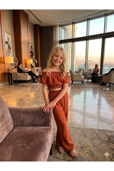 Hilal Akıncı Kids Kız Çocuk Düşük Omuz Beli ve Kolları Lastikli Bluz ve Pantalon 2`li Takım