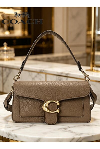 coach house حقيبة كتف فاخرة وأنيقة مصممة للنساء مع جميع الملحقات.