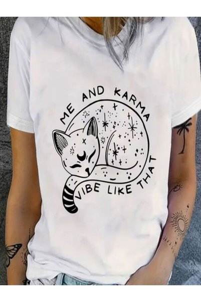 vorena تي شيرت أبيض مطبوع عليه Me and Karma
