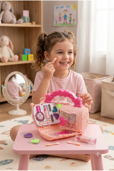 TOYFEST Kutuda 12'li Çantalı Makyaj Seti