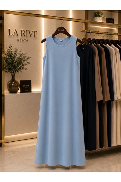 La Rive لبس عباية سماوي فاتح كلاسيكي بدون أكمام.