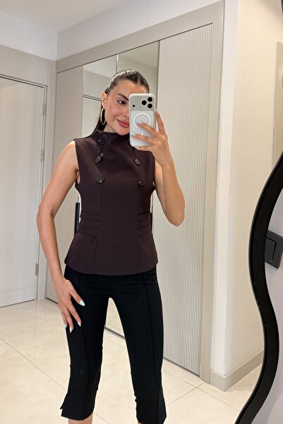Gizem Ecemiş Wallen Kahve Dik Yaka Düğme Detaylı Bluz