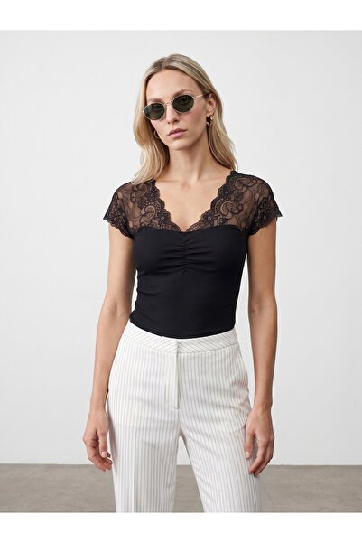 【Éclat】DANIEL VOLUME FRILL TOPS Ruffle Blouse Tops with Best Prices | Trendyol
