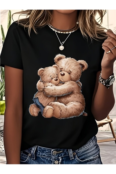 1001 Line تي شيرت أبيض ناعم بتصميم دب لطيف يحتضن زوجين، مثالي للارتداء اليومي...