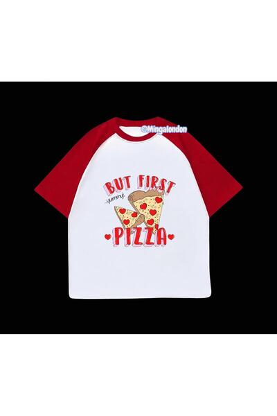 Minga London تي شيرت بأكمام راجلان حمراء مطبوع عليه But First Pizza