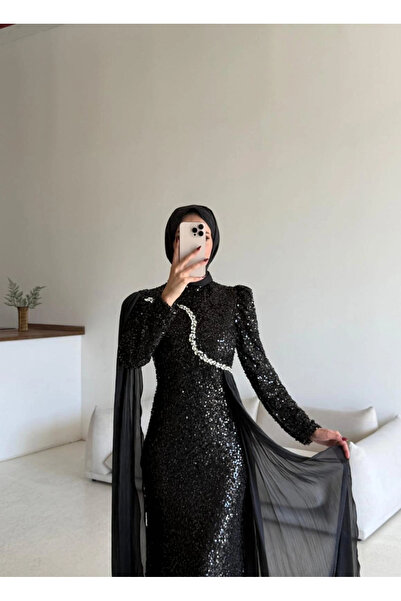 Butik Siyah Pulpayet Kumaş Sağ Omuz Sol Bel Detayı Pelerinli Abiye Modelimiz