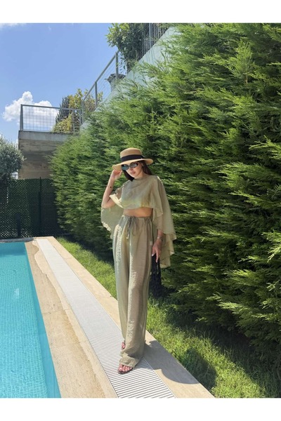 By Merve Darende Şifon Kumaş Pelerinli Bluz Pantolon Takım