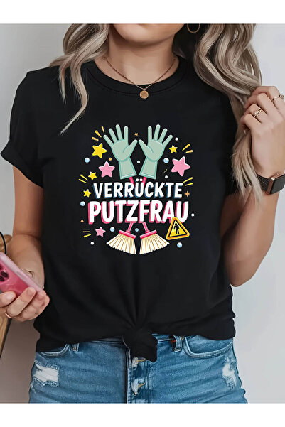 01THEONE تي شيرت نسائي مضحك بطباعة رسومية لشخصية "VERRÜCKTE PUTZfrau" مع مستل...