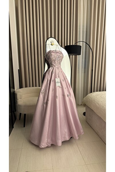 Nareen Fashion A Soft Pink Evening Gown That Combines Elegance and Femininity,