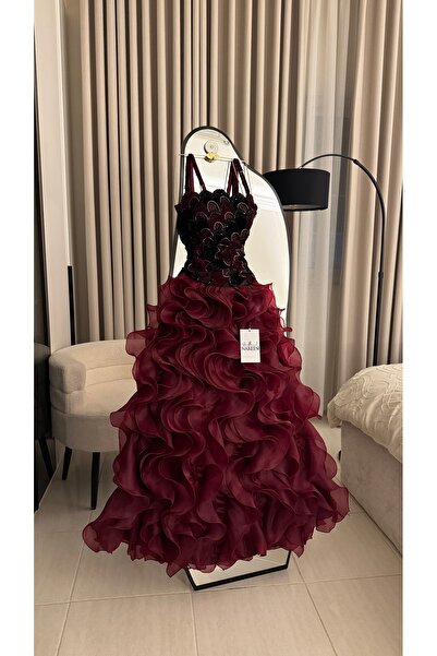 Nareen Fashion Luxurious Burgundy Evening Gown with Elegant Embroidery and a ...