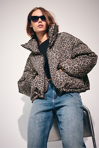 Stradivarius Şişme crop dik yaka desenli ceket