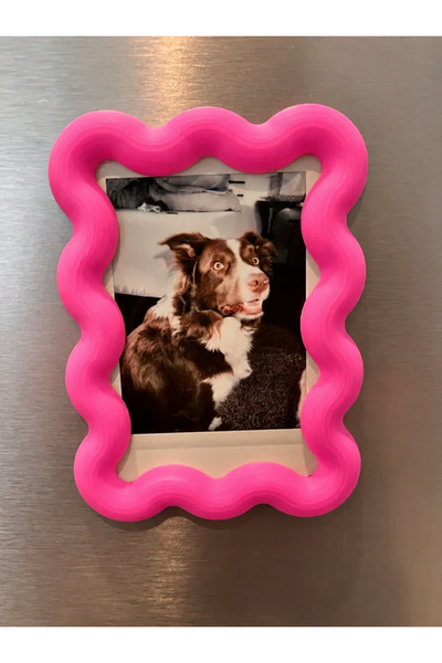 Src 3D Dalgalı Tasarım Dekoratif Pembe Fotoğraf Çerçevesi – Modern Masa & Duvar Dekoru | Şık Çerçeve