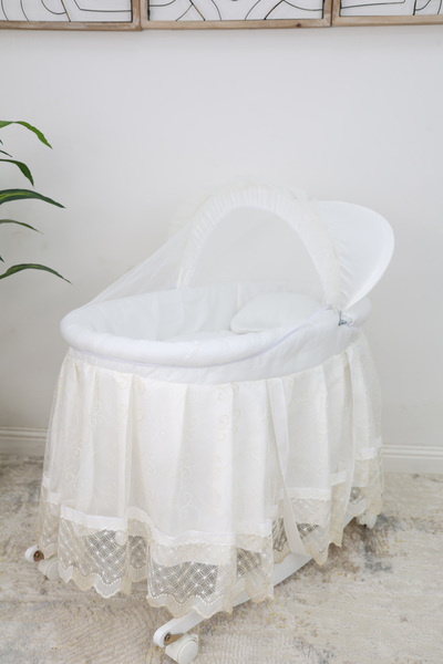 Fun Moment The Moses Basket Comes with a White Wheel Base