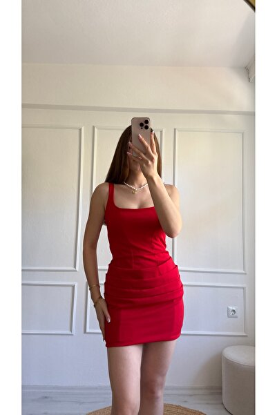 KIRMIZI ARKASI BİRİTLİ MİNİ ELBİSE