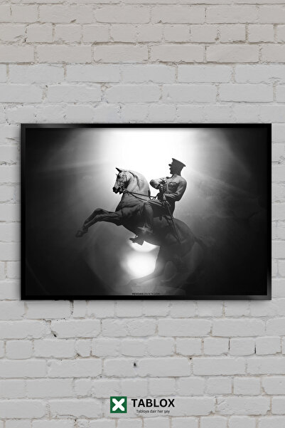 TABLOX Statuie Ataturk pe cal, alb-negru, tablou decorativ din MDF înrămat, c...