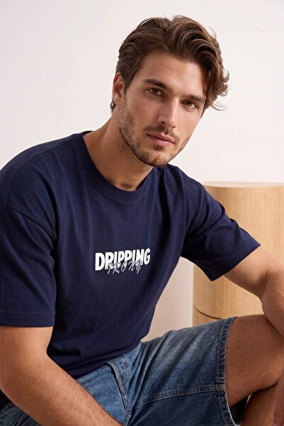 Trendyol Collection تي شيرت من قماش توك ذو مقاس كبير/واسع باللون الأزرق الداك...