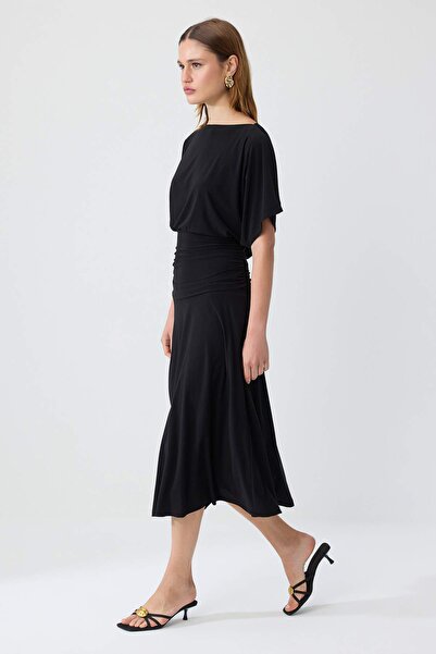Trendyol Collection فستان أسود سادة بياقة قارب وأكمام قصيرة وطويلة ومرنة ومبط...