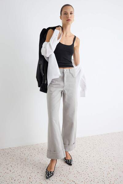 Trendyol Collection بنطلون جينز رمادي اللون بتفاصيل أرجل واسعة وخصر مرتفع TWO...
