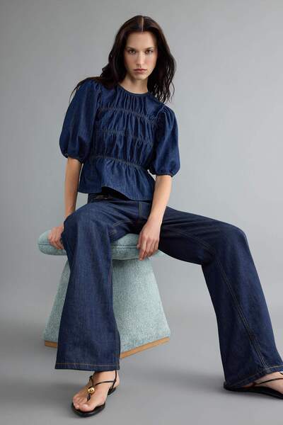 Trendyol Collection بلوزة من الدنيم باللون الأزرق الداكن مع تفاصيل خياطة على ...