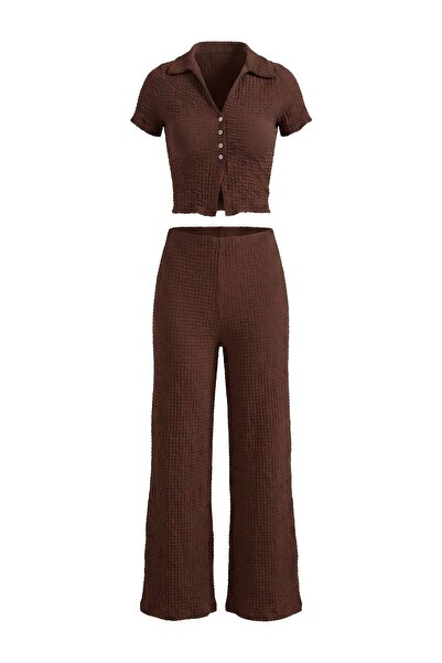 Drop by TrendyolMilla قميص بني بأكمام قصيرة وياقة من القماش المرن TDRSS26AU00114