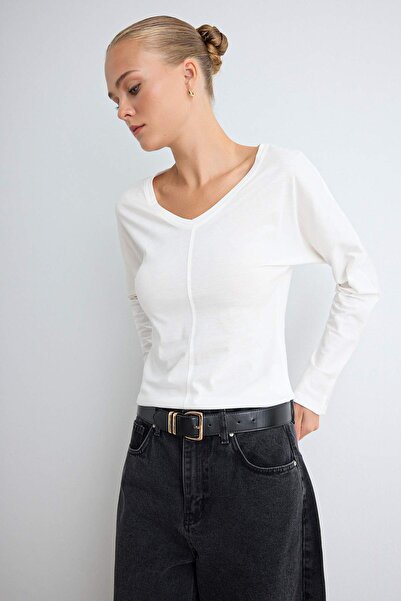 Trendyol Collection تي شيرت محبوك بأكمام خفاشية وياقة على شكل حرف V وتفاصيل خ...