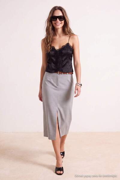 Trendyol Collection تنورة رمادية ميدي بخطوط رفيعة TWOSS26ET00252