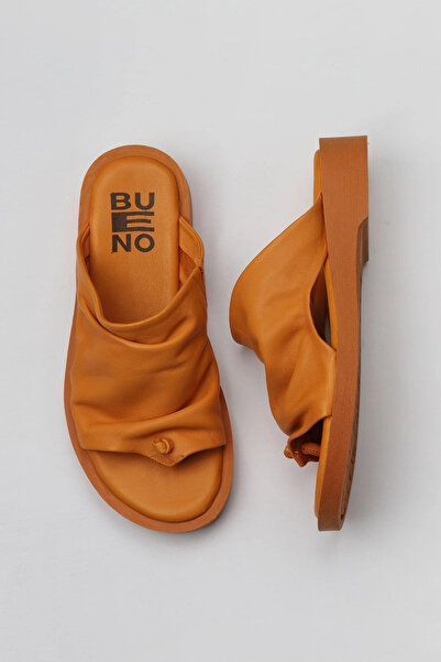 Bueno Shoes Pomarańczowe skórzane damskie płaskie klapki 01wy2910