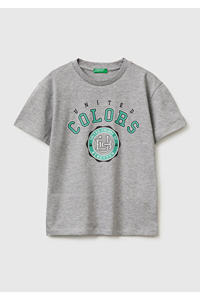United Colors of Benetton تي شيرت للأولاد باللون الرمادي الميلانج مع طباعة شع...