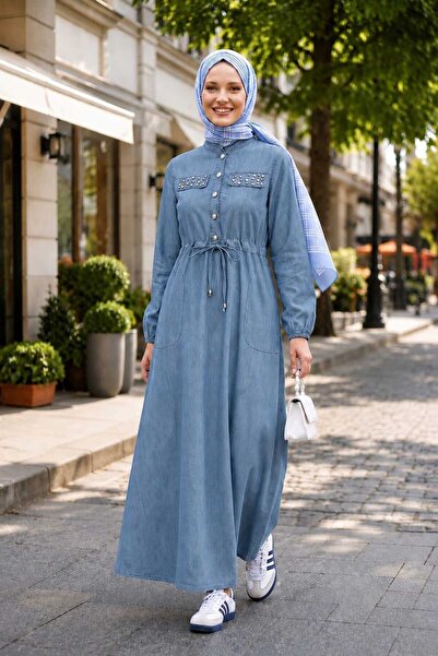 Hb Harma Time Butik فستان نسائي من الدنيم الأزرق الفاتح مزين بالأحجار وأربطة وأزرار