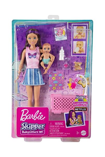 Barbie طقم جليسة أطفال ومجموعة لعب باللون الأزرق HJY33