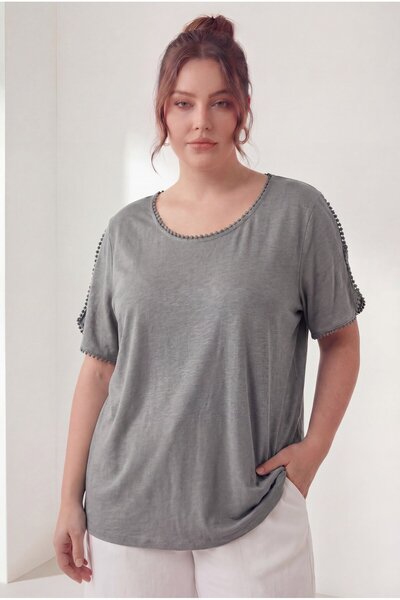 RMG Γυναικείο μπλουζάκι μεγάλου μεγέθους με κορδόνια στο γιακά και στις μανίκ...